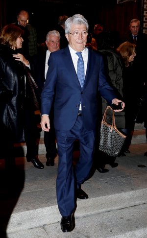 Esperanza Aguirre arropa a su marido en el funeral de su madre