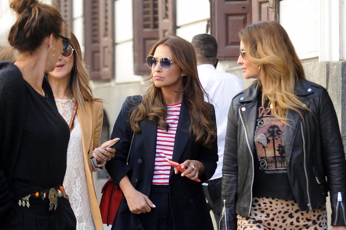 Paula Echevarría con sus amigas de comida por Madrid