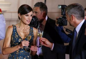 La Reina Letizia en Argentina vestida de Carolina Herrera por Dior durante el viaje de los monarcas a Argentina