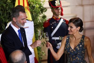 El Rey Felipe y La Reina Letizia, muy divertidos realizan brindis en Argentina