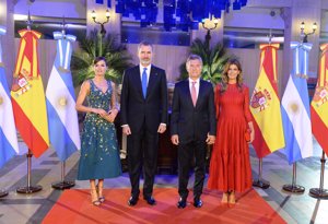 Los Reyes Felipe y Letizia junto a Mauricio Macri y Juliana Awada durante su cena de gala con vestido cóctel