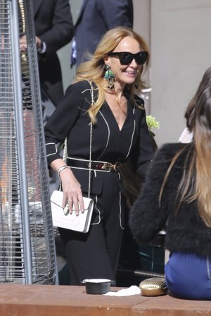Alicia Alcocer Koplowitz con jumpsuit en color negro con apliques dorados de Elisa Bracci que combinó a la perfección con unas gafas de sol