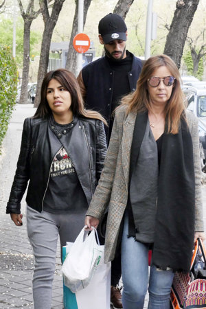 Isa Pantoja sale de su nueva operación estética arropada por su inseparable Asraf