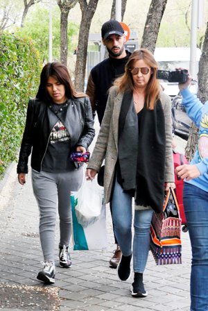 Isa Pantoja sale de su nueva operación estética arropada por su inseparable Asraf