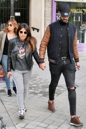 Isa Pantoja sale de su nueva operación estética arropada por su inseparable Asraf