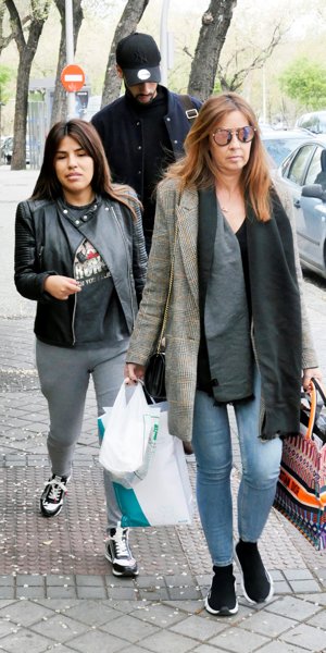 Isa Pantoja sale de su nueva operación estética arropada por su inseparable Asraf