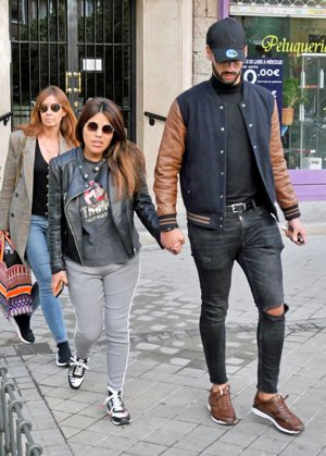 Isa Pantoja sale de su nueva operación estética arropada por su inseparable Asraf