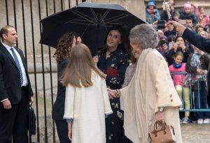 La Reina Letizia y Doña Sofía se reencuentran en una Misa de Pascua llena de complicidad