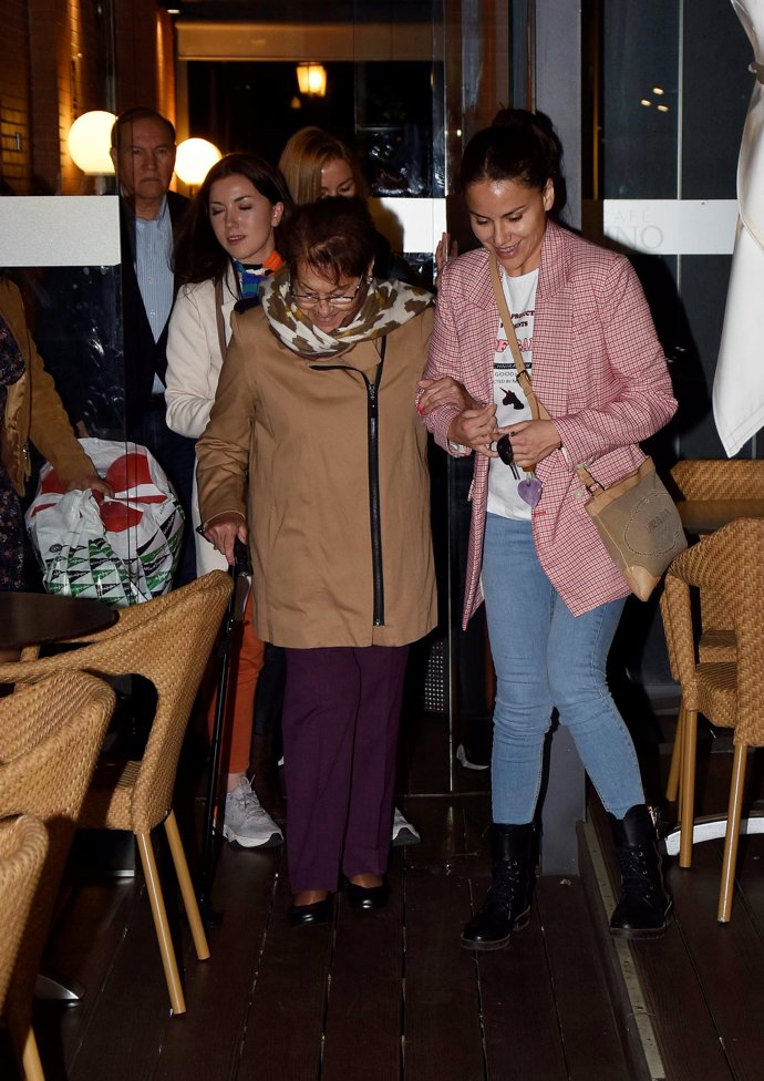 Mónica Hoyos con su abuela y familia