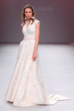 María Salas arrasa en la Valmont Barcelona Bridal Fashion Week