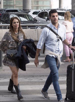 Paula Echevarría y Miguel Torres ponen rumbo a Málaga como una familia feliz