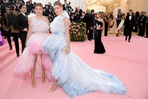 Victoria Iglesias y Cristina Iglesias en la gala MET 2019 vestidas de Óscar de la Renta