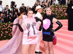 Lena Dunham y Jemima Kirke en la Gala Met 2019