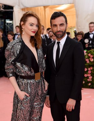 Emma Stone y Nicolas Ghesquière en la Gala Met 2019 vestidos de Louis Vuitton