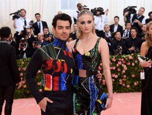 Joe Jonas y Sophie Turner en la Gala Met 2019 vestidos de Louis Vuitton