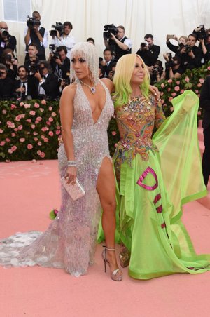 Jennifer Lopez y Donatella Versace en la Gala Met 2019