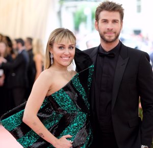 Miley Cyrus, Liam Hemsworth en la Gala Met 2019