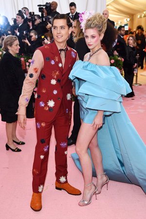 Cole Sprouse y su pareja en la Gala Met 2019