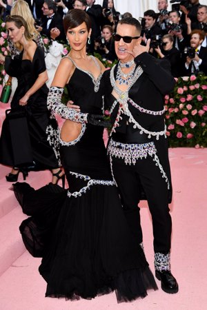 Bella Hadid y Jeremy Scott en la Gala Met 2019