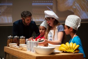 La youtuber Mery García explica qué comer y desayunar de la mano de Danone con Roberto Leal