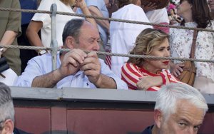 El Rey Juan Carlos inaugura la temporada en Las Ventas con la Infanta Elena y Victoria Federica