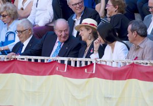 El Rey Juan Carlos inaugura la temporada en Las Ventas con la Infanta Elena y Victoria Federica