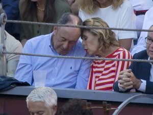 Ágatha Ruiz de la Prada disfruta con Luis Miguel Rodríguez de una tarde toros en la plaza de Las Ventas