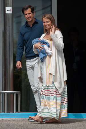 Carla Goyanes sale del hospital con su pequeño Beltrán en brazos