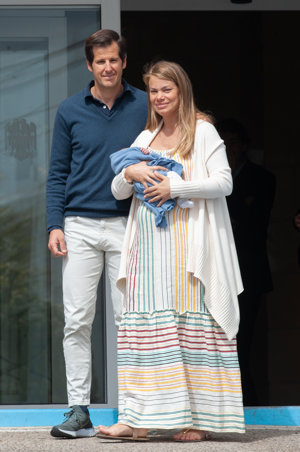 Carla Goyanes sale del hospital con su pequeño Beltrán en brazos