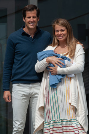 Carla Goyanes sale del hospital con su pequeño Beltrán en brazos