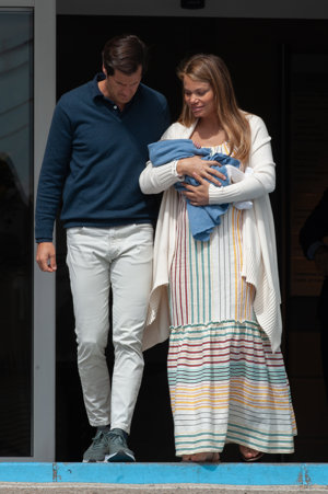 Carla Goyanes sale del hospital con su pequeño Beltrán en brazos