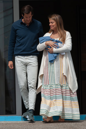 Carla Goyanes sale del hospital con su pequeño Beltrán en brazos