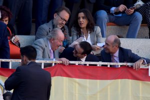 El Rey Juan Carlos disfruta de una tarde de toros con Enrique Ponce