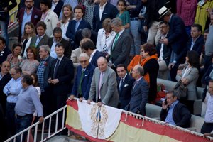 El Rey Juan Carlos disfruta de una tarde de toros con Enrique Ponce