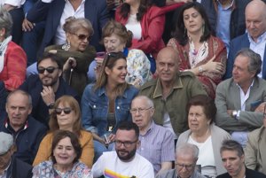 Kiko Matamoros y Marta López se comen a besos en Las Ventas