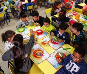 Miguel Ángel Muñoz desayuna con los niños del programa social de Kellogg