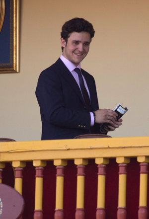 Felipe Juan Froilán de Marichalar y Borbón disfrutando de una corrida en homenaje a María de las Mercedes en la plaza de Aranjuez