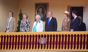 Froilán, la infanta Cristina, don Juan Carlos, la infanta Pilar y los hijos de la infanta Pilar,  Fernando y Simoneta Gómez-Acebo disfrutando de la corrida de toros en homenaje a María de las Mercedes en la plaza de Aranjuez