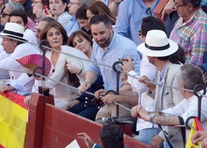 Santiago Abascal disfrutando de una tarde de toros en la plaza de Aranjuez