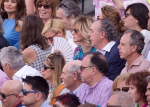 La presentadora Susanna Griso disfruta de la tarde de toros en la plaza de Aranjuez en el homenaje a María de las Mercedes, madre de don Juan Carlos