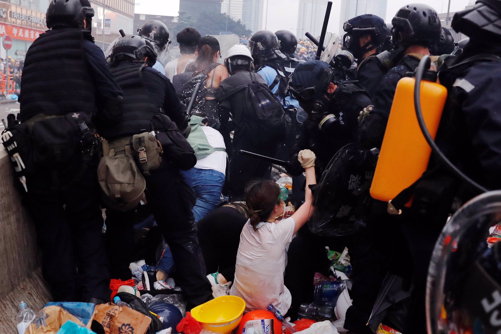 Batalla campal en Hong Kong para desalojar el campamento de protesta contra la ley de extradición a China