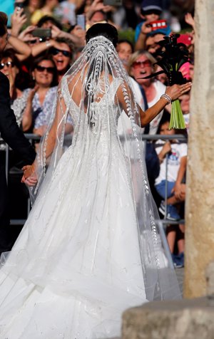 Pilar Rubio, le copia su vestido de novia de Zuhair Murad a Heidi Klum y el velo a la actriz de Bollywood Deepika Padukone