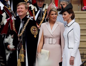 Guillermo, Máxima de Holanda y Kate Middleton.  El Rey Guillermo de Holanda ha firmado el juramento para ser caballero de la Orden de la Jarretera