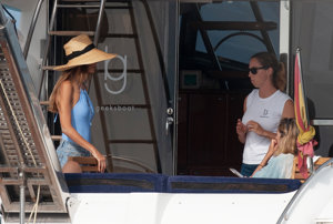 Ariadna Artiles disfruta de sus vacaciones con su pequeña Ari