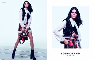 Kendall Jenner en la campaña publicitaria de 'Longchamp' con su bolso estrella