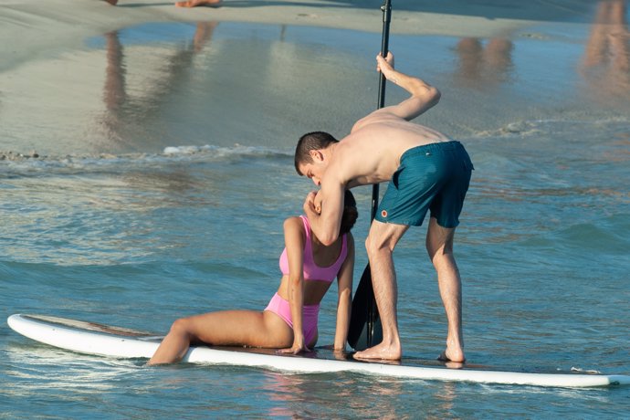 Miguel Bernardeau y Aitana Ocaña,  besos en la playa