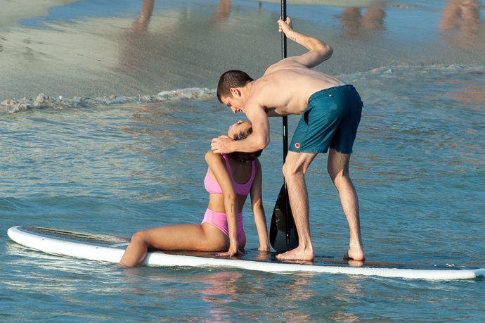 Miguel Bernardeau y Aitana Ocaña,  besos en la playa 