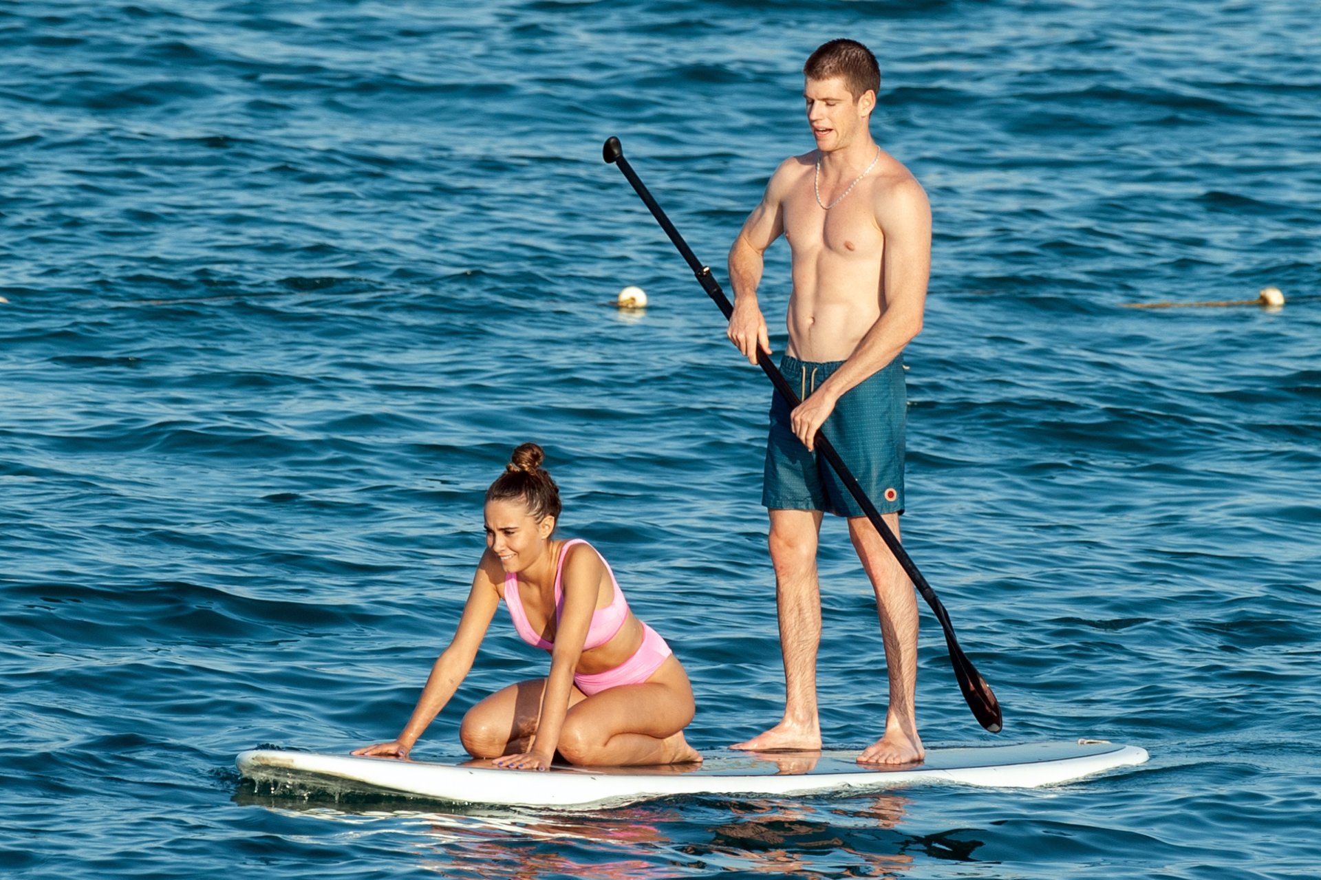 Miguel Bernardeau y Aitana Ocaña,  besos y risas en la playa 