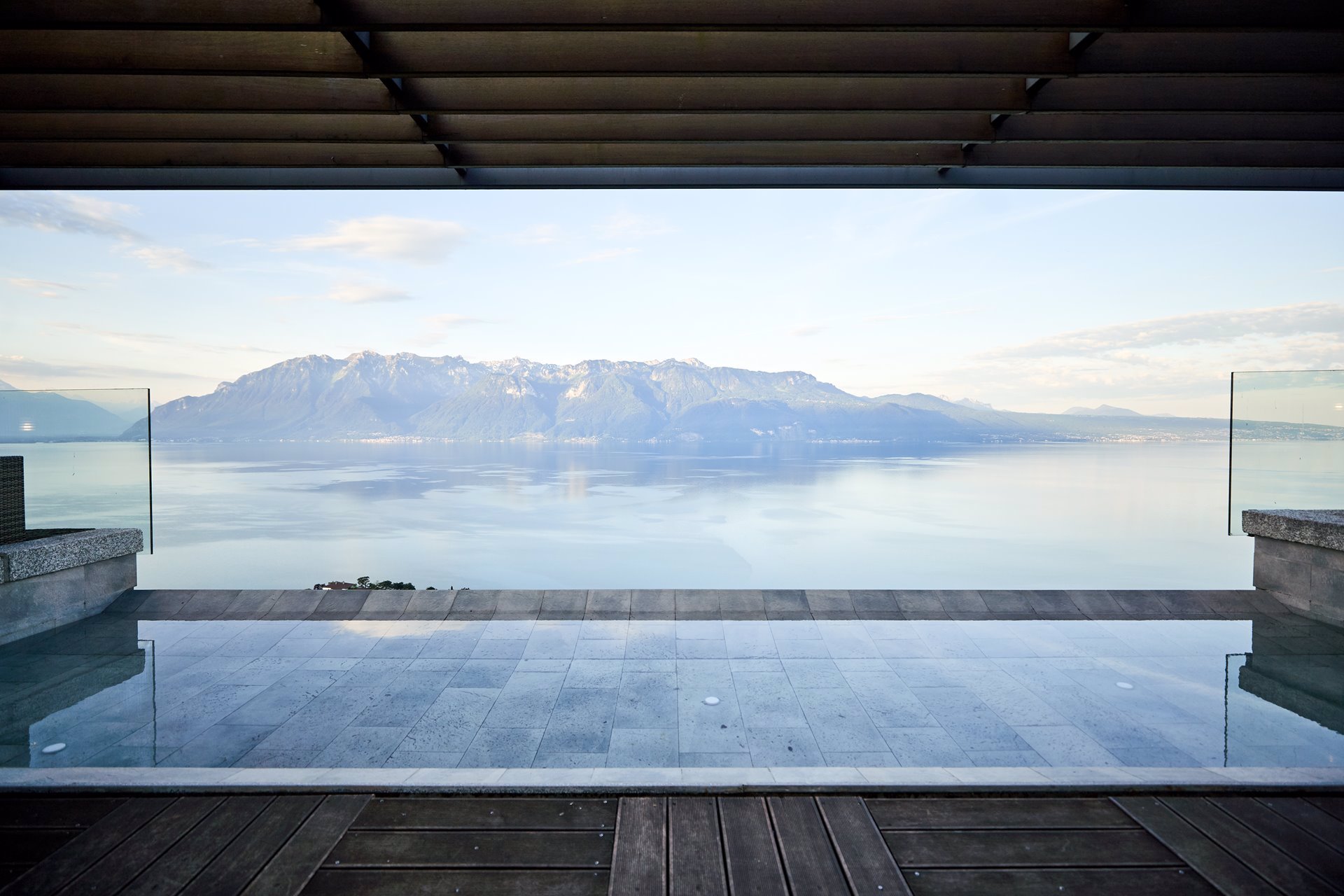 lago Léman precioso amanecer en Suiza. Foto cortesía Lexus