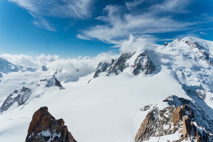 cima del mont blanc 4.810 m tocando el cielo y las nubes. foto tomada del auguille du midi a 3.842 metros de altura.  Foto cortesía Lexus vistas 360 grados